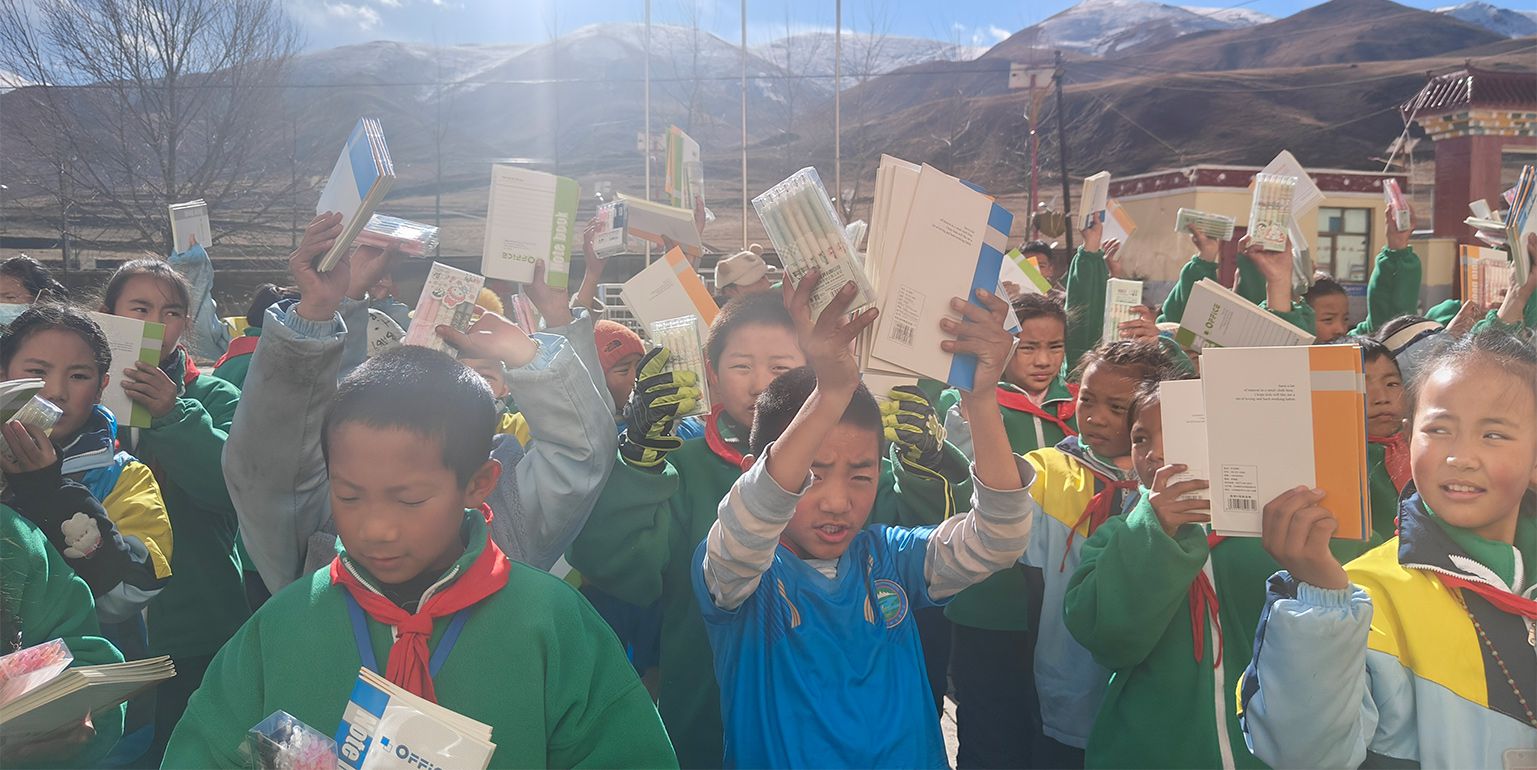 2023.11 Photos of stationery donation in Yushu, Qinghai